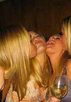 Пьяные лесбиянки целуются в засос при встрече 17 фото