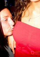 Пьяные лесбиянки целуются в засос при встрече 18 фото
