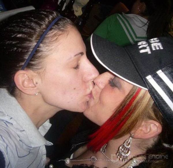 Пьяные лесбиянки целуются в засос при встрече 1 фотография