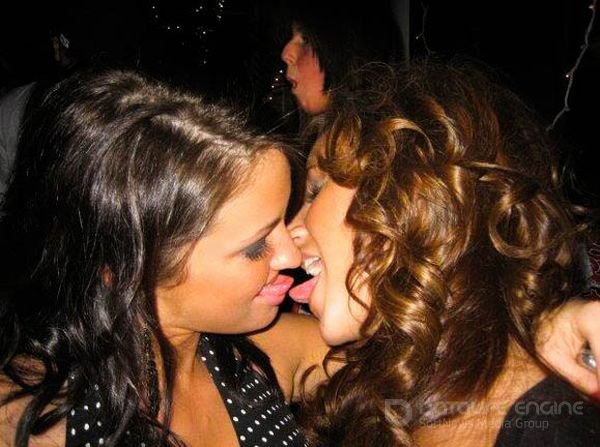 Пьяные лесбиянки целуются в засос при встрече 2 фотография
