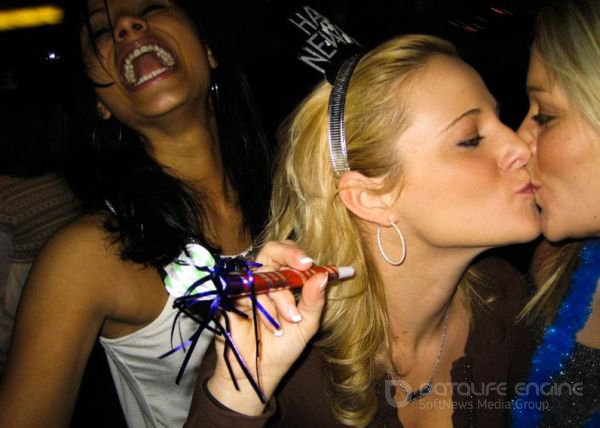 Пьяные лесбиянки целуются в засос при встрече 5 фотография