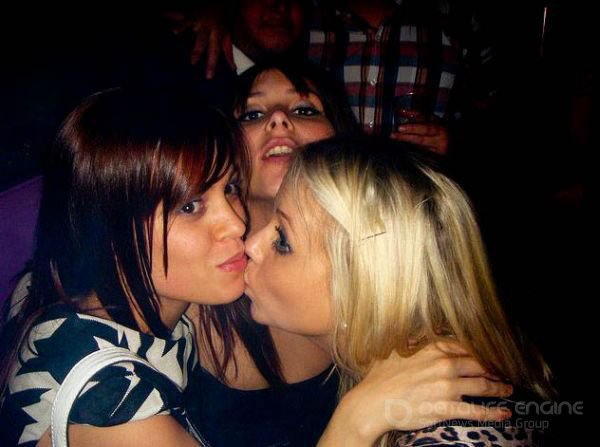 Пьяные лесбиянки целуются в засос при встрече 7 фотография