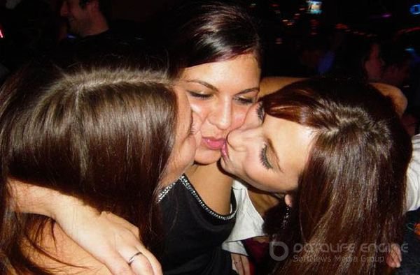 Пьяные лесбиянки целуются в засос при встрече 12 фотография