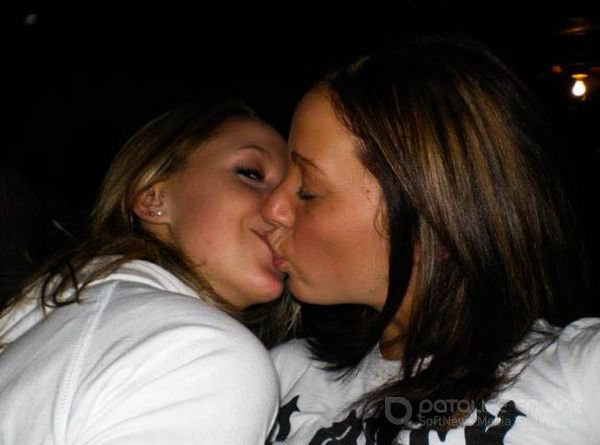 Пьяные лесбиянки целуются в засос при встрече 13 фотография