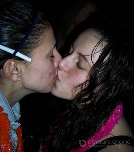 Пьяные лесбиянки целуются в засос при встрече 16 фотография