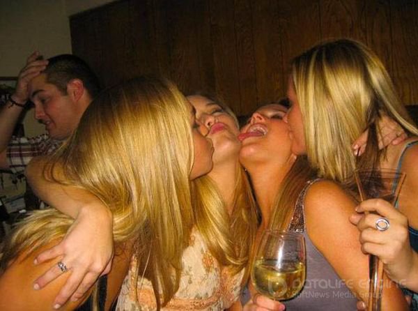 Пьяные лесбиянки целуются в засос при встрече 17 фотография