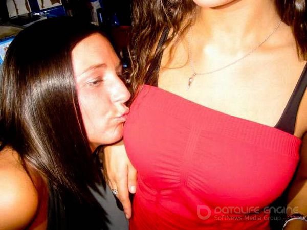 Пьяные лесбиянки целуются в засос при встрече 18 фотография