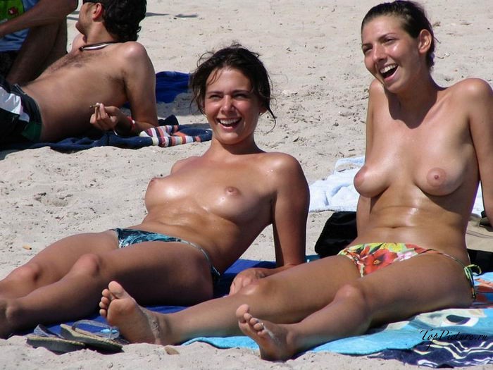 Девушки на пляже загорают топлес 11 фотография