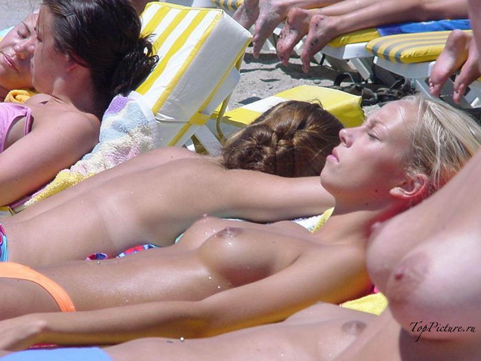 Девушки на пляже загорают топлес 15 фотография