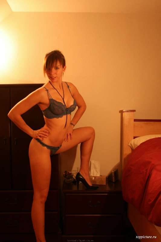 Мадемуазель мастурбирует секс игрушкой в спальне 16 фотография