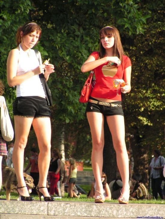 Девушки гуляют по улице в коротких юбках 3 фотография