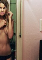 Сексуальные девушки в купальниках показывают свое тело на улице 15 фотография