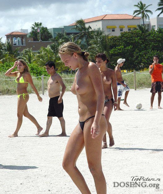 Девкам не стыдно загорать топлес на пляже 14 фотография