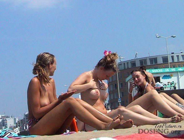 Шалашовки отдыхают топлес на пляже 10 фотография