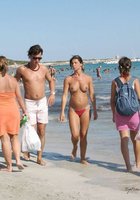 Девушки не стесняются появляться на пляже топлес 11 фото
