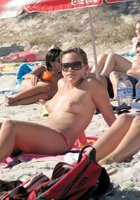 Девушки не стесняются появляться на пляже топлес 13 фотография