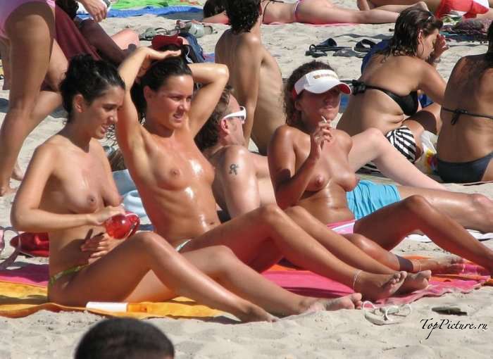 Девушки не стесняются появляться на пляже топлес 10 фотография