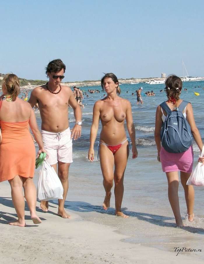 Девушки не стесняются появляться на пляже топлес 11 фотография