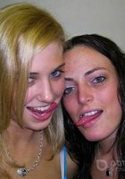 Пьяные лесбиянки целуются в кафе 2 фото