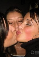 Пьяные лесбиянки целуются в кафе 4 фото