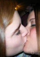 Пьяные лесбиянки целуются в кафе 6 фото