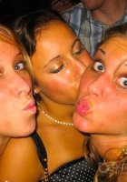 Пьяные лесбиянки целуются в кафе 7 фото