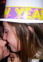 Пьяные лесбиянки целуются в кафе 9 фото