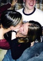 Пьяные лесбиянки целуются в кафе 10 фото