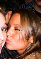 Пьяные лесбиянки целуются в кафе 11 фото