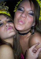 Пьяные лесбиянки целуются в кафе 12 фото