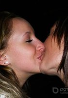 Пьяные лесбиянки целуются в кафе 13 фото