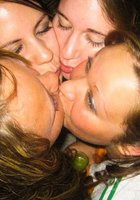 Пьяные лесбиянки целуются в кафе 14 фото