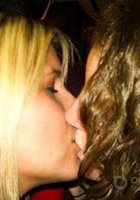 Пьяные лесбиянки целуются в кафе 15 фото