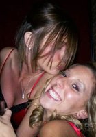 Пьяные лесбиянки целуются в кафе 18 фотография