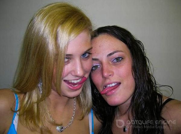 Пьяные лесбиянки целуются в кафе 2 фотография