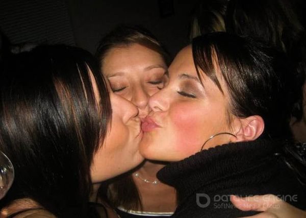 Пьяные лесбиянки целуются в кафе 4 фотография