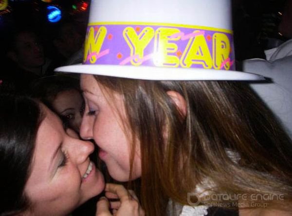Пьяные лесбиянки целуются в кафе 9 фотография