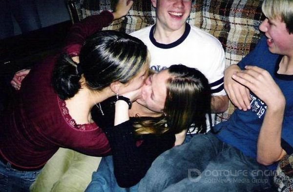 Пьяные лесбиянки целуются в кафе 10 фотография