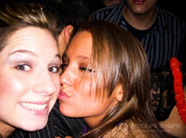 Пьяные лесбиянки целуются в кафе 11 фотография