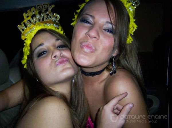Пьяные лесбиянки целуются в кафе 12 фотография