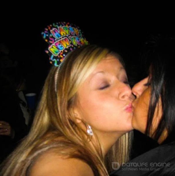 Пьяные лесбиянки целуются в кафе 16 фотография