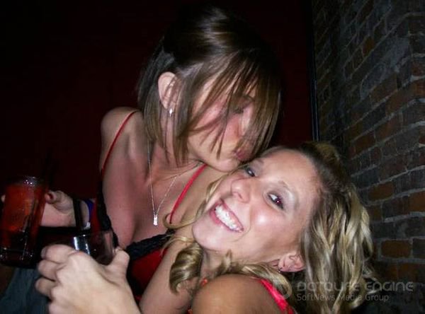 Пьяные лесбиянки целуются в кафе 18 фотография