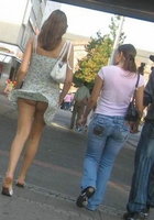 Девушкам на улице не стыдно показать что у них под юбкой 16 фото