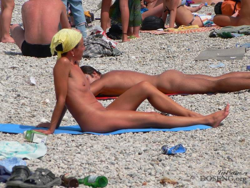 На пляже сучки отдыхают без лифчика 8 фотография
