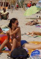 Девки отдыхают на пляже топлес 1 фото
