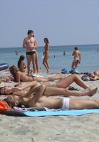 Девки отдыхают на пляже топлес 5 фотография