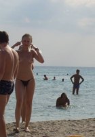 Девки отдыхают на пляже топлес 8 фотография