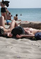 Девки отдыхают на пляже топлес 10 фото