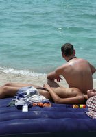 Девки отдыхают на пляже топлес 14 фотография