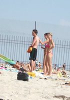 Девки отдыхают на пляже топлес 16 фото